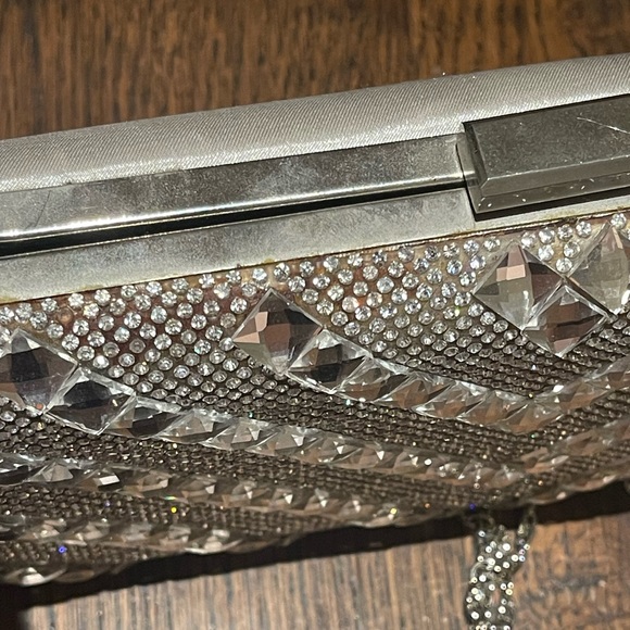 Set of matching silver Aldo heels and Le Chateau clutch - Picture 7 of 7